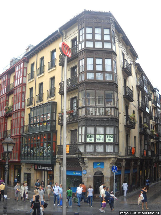 Колоритная архитектура Бильбао, Испания