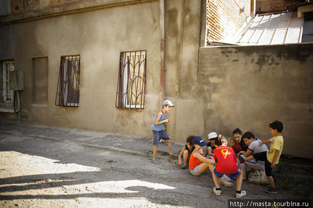 Дети играют в свои детские игры. Район старого города. Тбилиси, Грузия