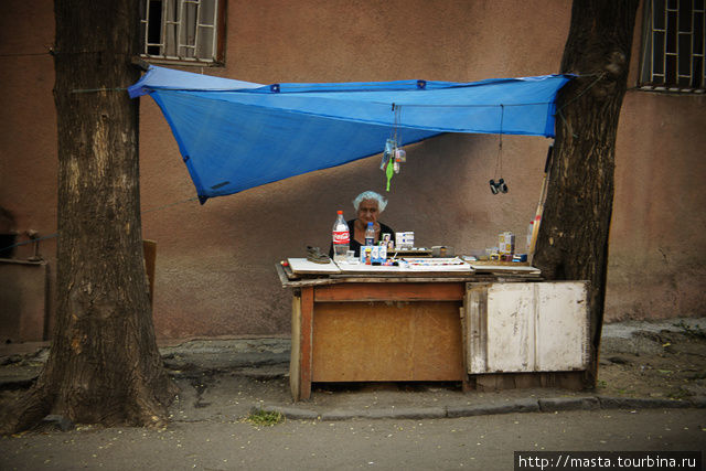 Коммерсант на улице старого Тбилиси. Тбилиси, Грузия