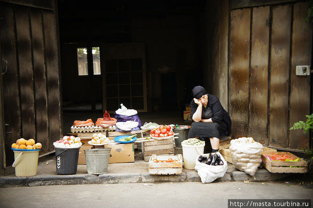 Уснувшая продавщица фруктов и овощей. Тбилиси, Грузия