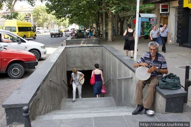 Уличный музыкант у подземного перехода. Тбилиси, Грузия