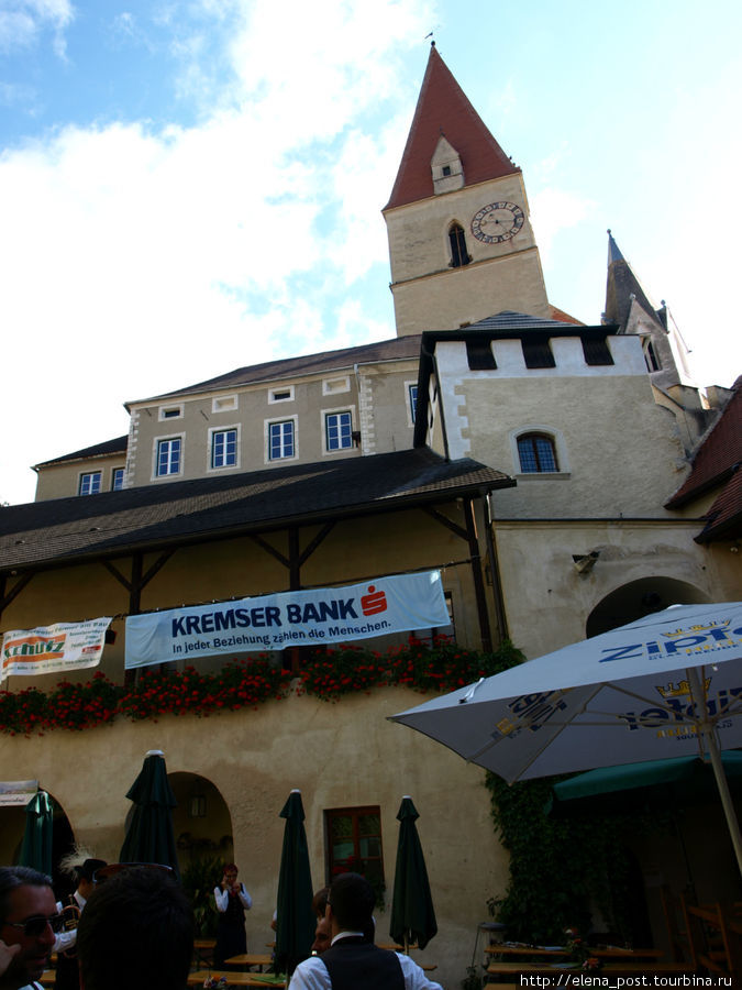 Вид на церковь со средневекового внутреннего двора Вайсенкирхен-ин-дер-Вахау, Австрия