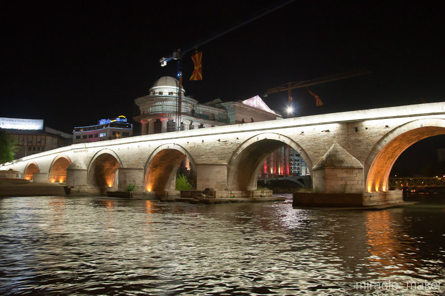 Один из символов Скопье – каменный пешеходный мост через реку Вардар, который построили еще в XV веке. Скопье, Северная Македония
