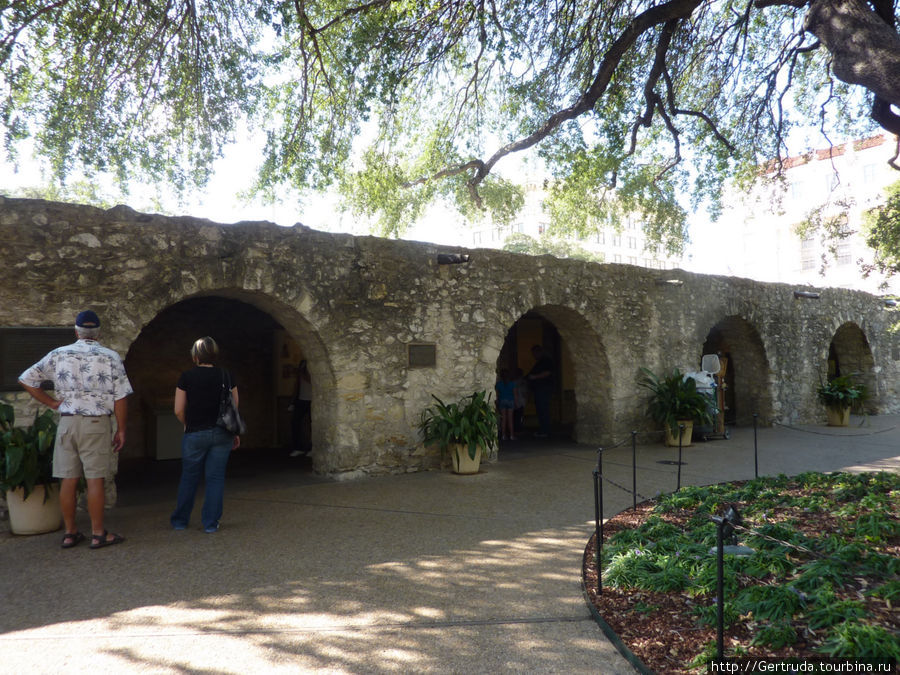 Часть крепостной стены — внутри помещения где жили миссионеры Сан-Антонио, CША