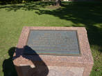 Табличка около дуба, который был посажен весной 1965 году в память о героях Аламо