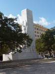 Новый памятник героям Аламо на площади напротив крепости.