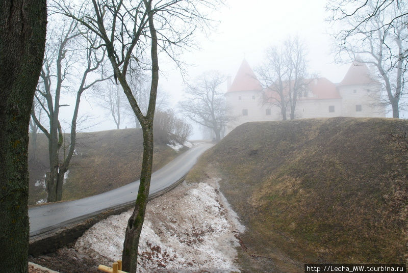 Дорога к замку Бауска, Латвия