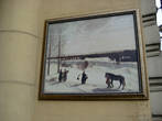 Репродукции картин русских художников можно увидеть прямо на улице на стенах домов.