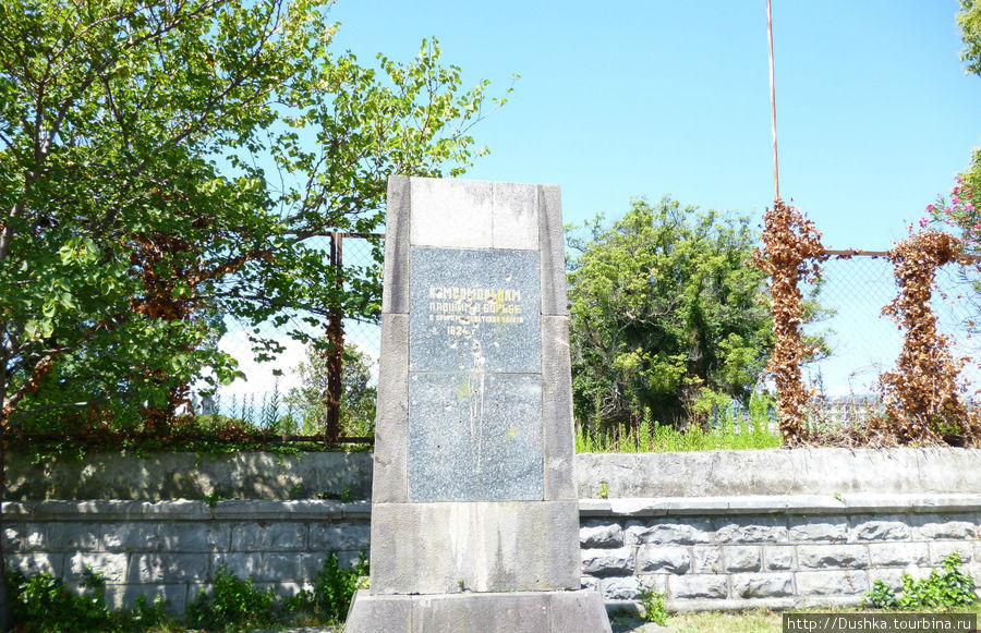 Памятник комсомольцам, изрешечённый пулями.Набережная Сухуми.2011г.