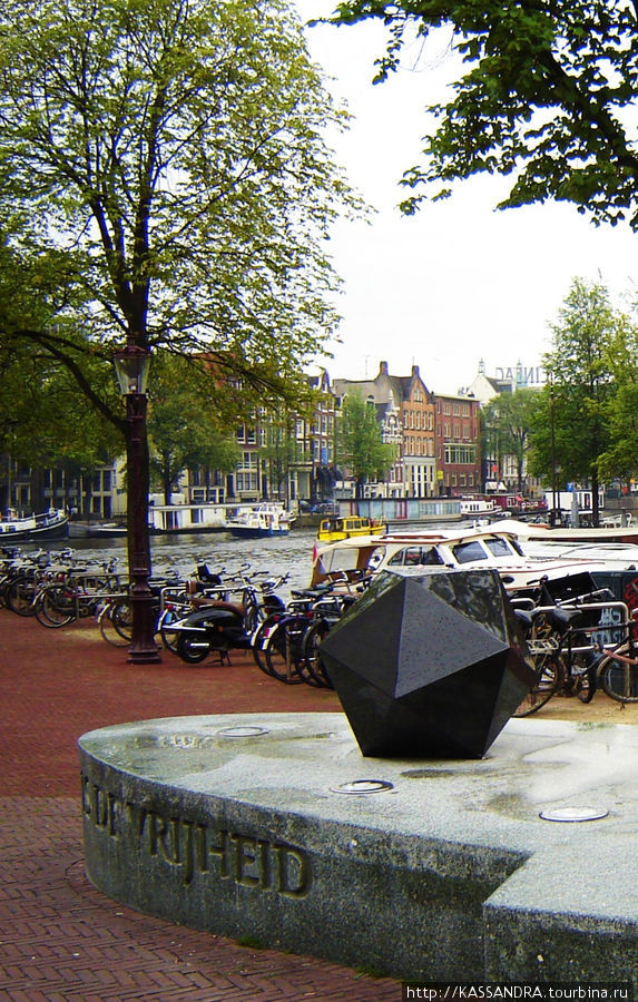 Памятник Бенедикту Спинозе Амстердам, Нидерланды