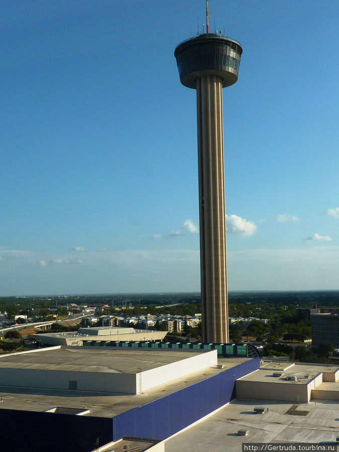 Вид на  башню The Tower of the Americas из окна нашего номера в гостинице  на 14 этаже Сан-Антонио, CША