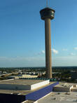 Вид на  башню The Tower of the Americas из окна нашего номера в гостинице  на 14 этаже