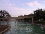 Со стороны Хемисфайр парка водоемы с фонтанами