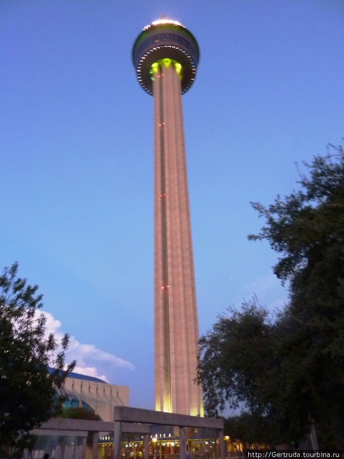 Башня под вечер, вид со сторны Хемисфайр парка Сан-Антонио, CША
