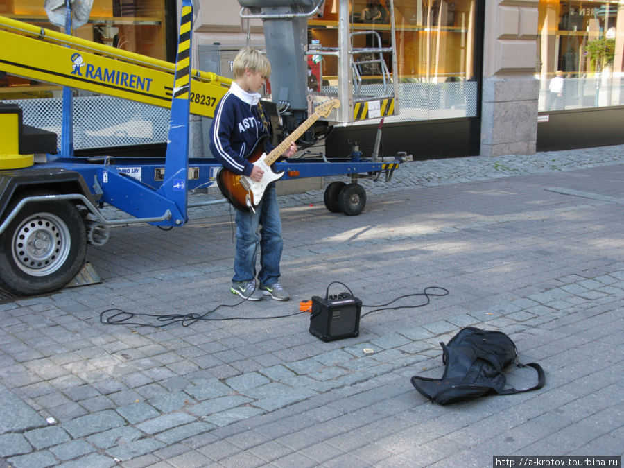 еще уличный музыкант.
Бросают по 0.5-1-2 евро Хельсинки, Финляндия