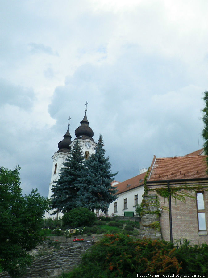 На вершине холма стоит аббатство Тихань, Венгрия