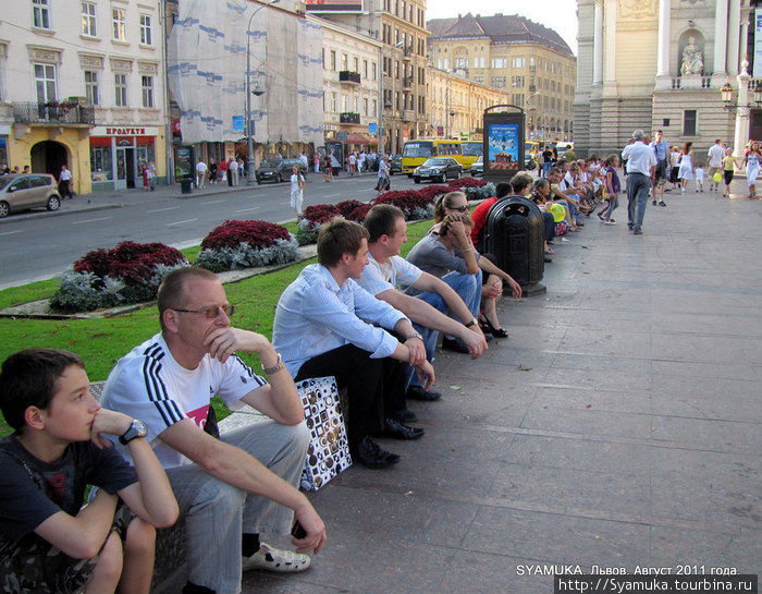 На краю площади перед театром. Львов, Украина