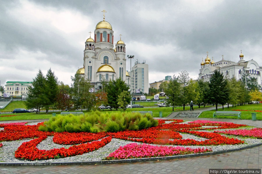 Храм-на-Крови и слева виден особняк Харитоновых Екатеринбург, Россия