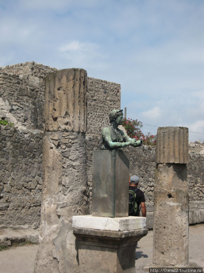 Бюст Дианы в храме Аполлона Помпеи, Италия