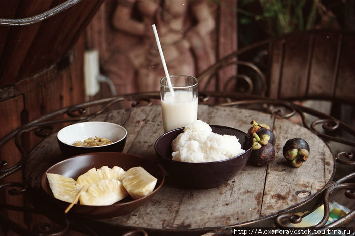 мой типичный тайский завтрак — клейкий рис, соевое молоко, ананасы, мангустины, жареные бобы. Таиланд