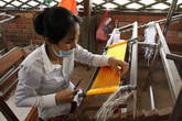 17. Кропотливая работа по изготовлению камбоджийской шали.