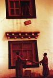 Монахи. Пригласили меня испить чаю, когда я была на выходе из Сычуани. Рассказали о полицейском беспределе в Тибете.