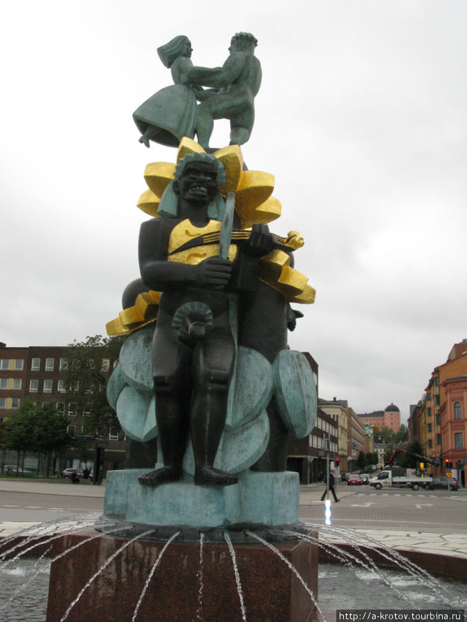 Странный памятник у ж.д.вокзала Уппсала, Швеция