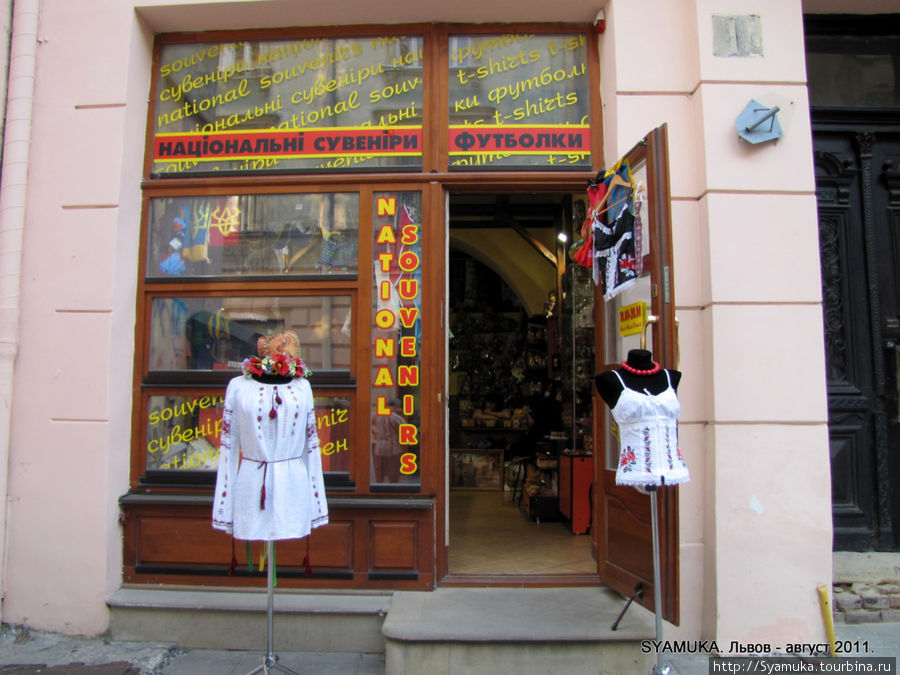 Магазин национальных сувениров. Тут можно купить вышиванку. Львов, Украина