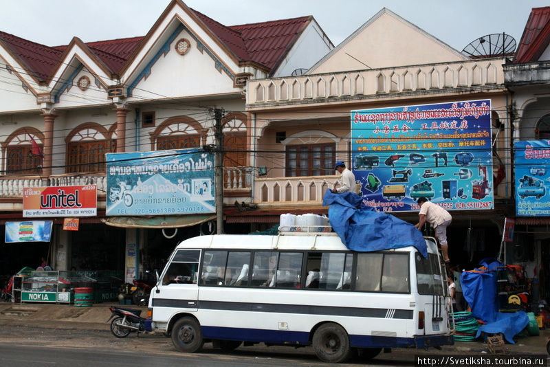 Стоянка минибасов — главного междугороднего транспорта для туристов Пхонсаван, Лаос