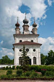 Напротив входа находятся собор Михаила Архангела, 1806г (единственный действующий на территории монастыря).