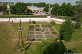 Здесь хорошо виден небольшой огород лекарственных растений, что высадили сотрудники музея.