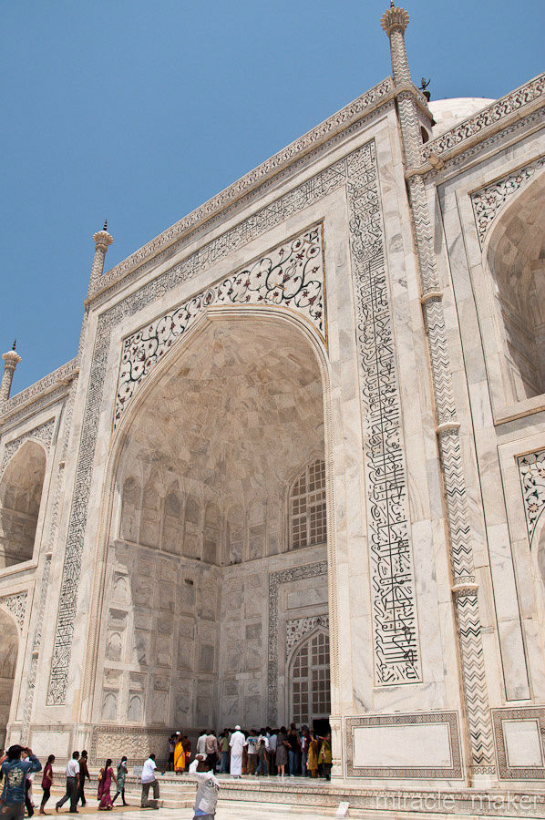 Внутри такого огромного сооружения всего лишь две гробницы: жены императора и его самого. Шах Джахан завещал после его смерти похоронить его рядом с любимой.