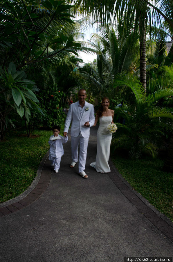 Свадьбы — очень часто проводят на территории отеля, правда как то скромно.. не по-нашему.. Гранд-Бэ, Маврикий