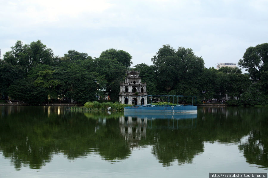 Пагода на озере Ханой, Вьетнам