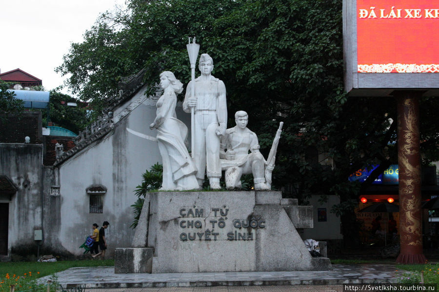 Памятник около Театра кукол Ханой, Вьетнам
