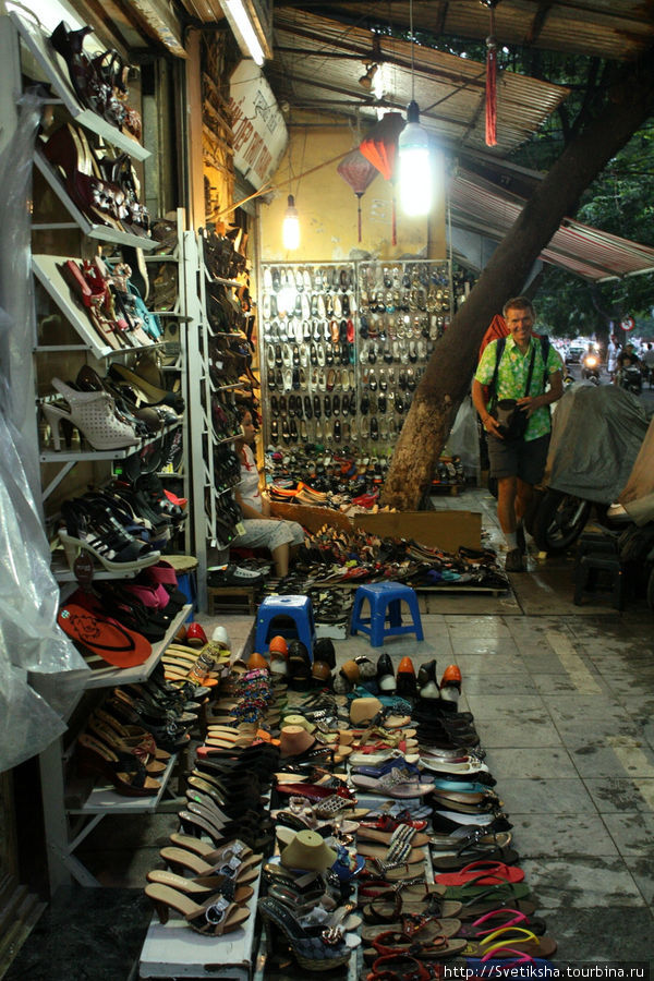 Торговая точка на улице обувных дел мастеров в центре города Ханой, Вьетнам