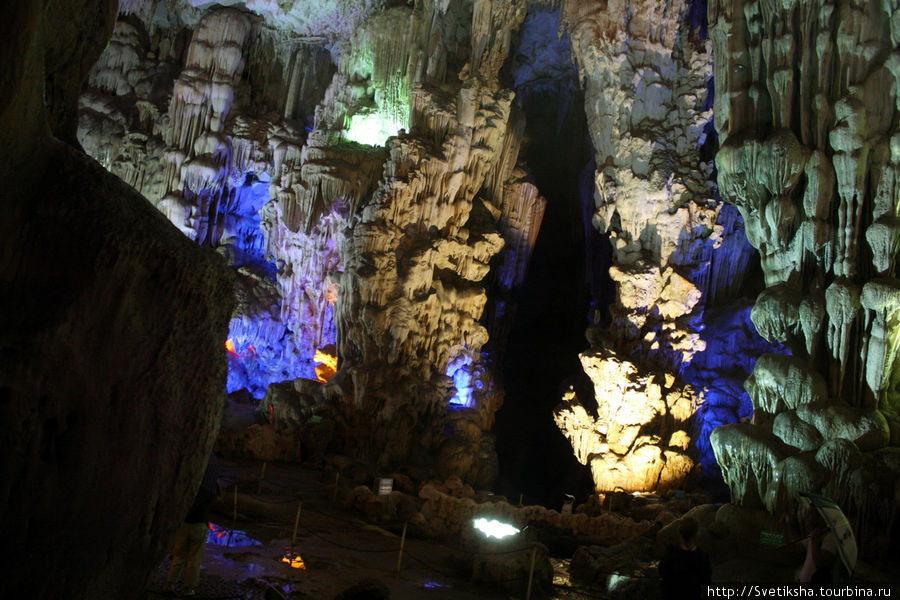 Цветные своды пещеры Тхьенкунг Халонг бухта, Вьетнам