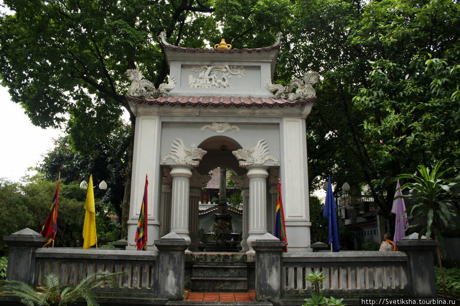 Памятник королю Ле Тхай То Ханой, Вьетнам