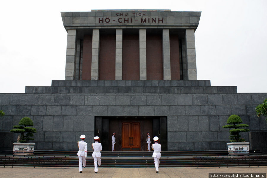 Смена караула перед мавзолеем Хо Ши Мина Ханой, Вьетнам