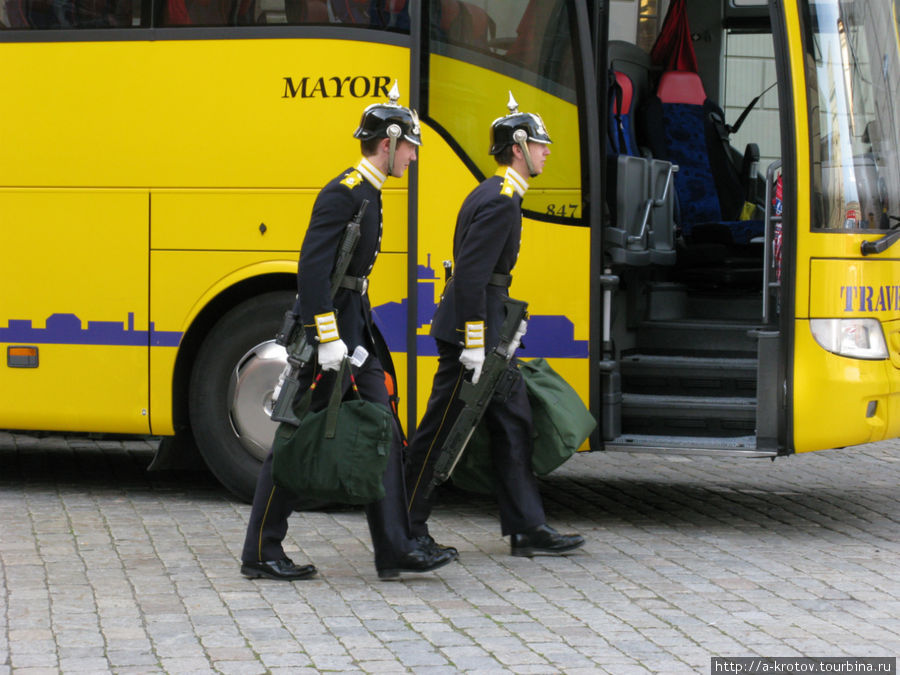 Це ментовоз! Действительно — автобус привез ментов в каких-то парадных формах Стокгольм, Швеция