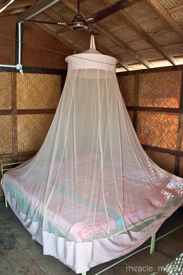 Кровать в хижине заслуживает отдельного внимания. Балдахин сверху это не прихоть индийских Махараджей, а только лишь средство защиты от комаров, в виду близости океана. Штат Гоа, Индия