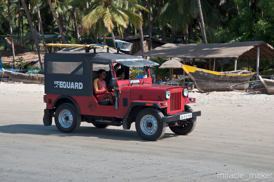 Очень хорошо развита спасательная служба, все побережье постоянно патрулируется вот такими джипами, кроме того, через каждые 300 метров вышка со спасателем и информационными флагами о ситуации на воде. Причем все это исправно работает, и не только на пляже в Палолеме, но и на всех гоанских пляжах. Штат Гоа, Индия