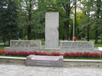 Памятник с кусочком Берлинской стены