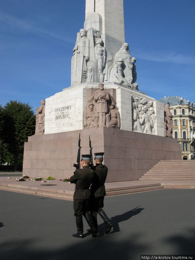 Почётный караул возле статуи свободы Рига, Латвия