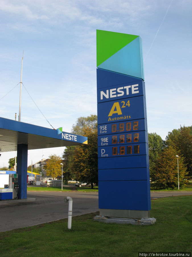 Бензин тут стоит около 55 рублей, дешевле чем в Северной Европе Рига, Латвия