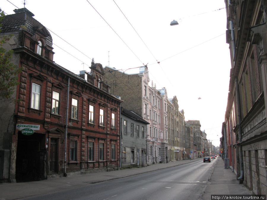 Улицы старой Риги,  дома разной высоты Рига, Латвия