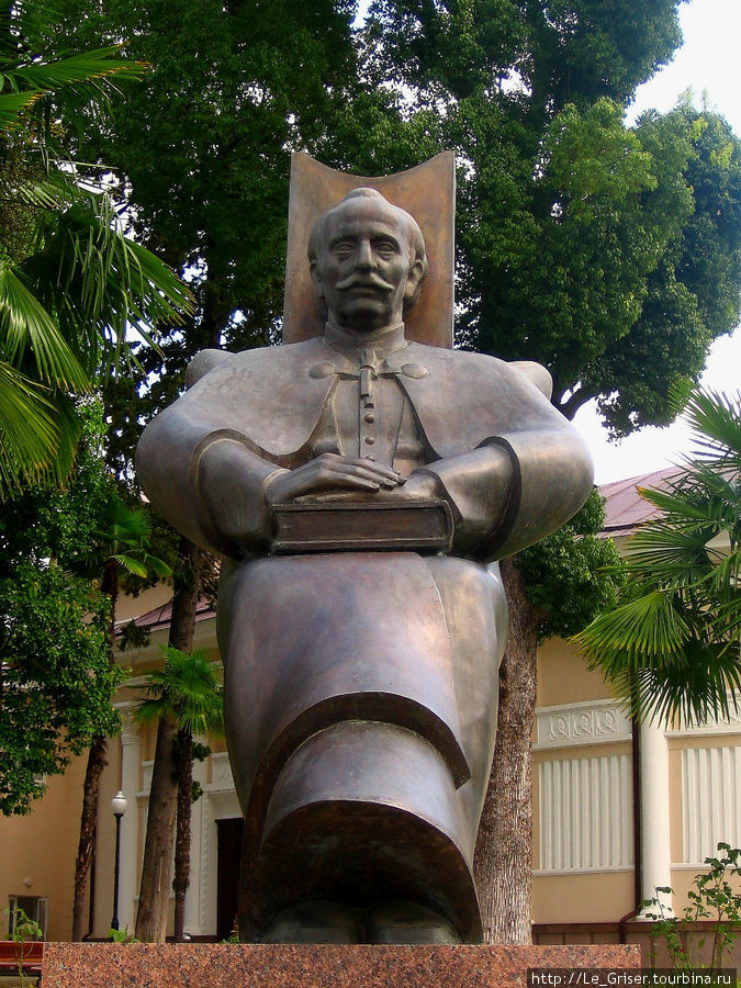 Памятник Дмитрию Гулиа — абхазскому писателю и народному поэту, основоположнику абхазской письменной литературы.