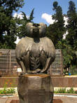 Памятник обезьянам установлен в 1977 году. Это скульптура вполне конкретного вожака гамадрил по кличке Муррея — старожилу питомника.
