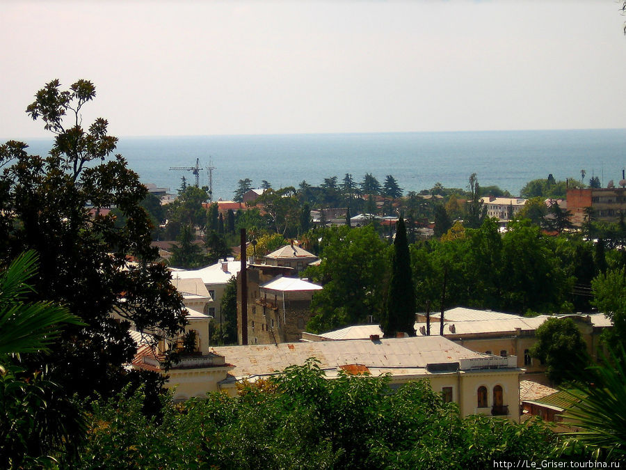 Вид на город с горы Трапеция. Сухум, Абхазия