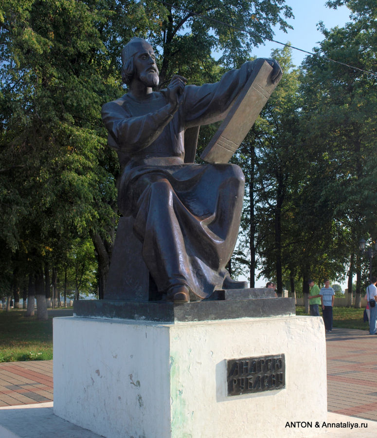 Памятник Андрею Рублеву неподалеку от Успенского собора. Владимир, Россия